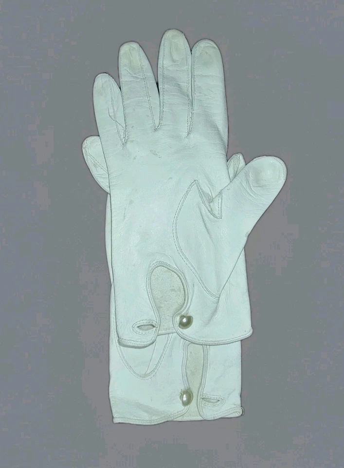 Guantes de cuero de piel de cordero blancos vintage con botón de perla forrados hasta la muñeca pequeña Foto 3 de 4