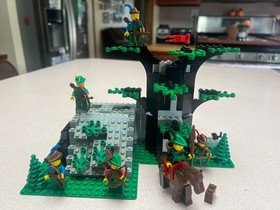 Lego 6066 Camouflaged Outpost 100% complete with 6 mini figs & original manual
