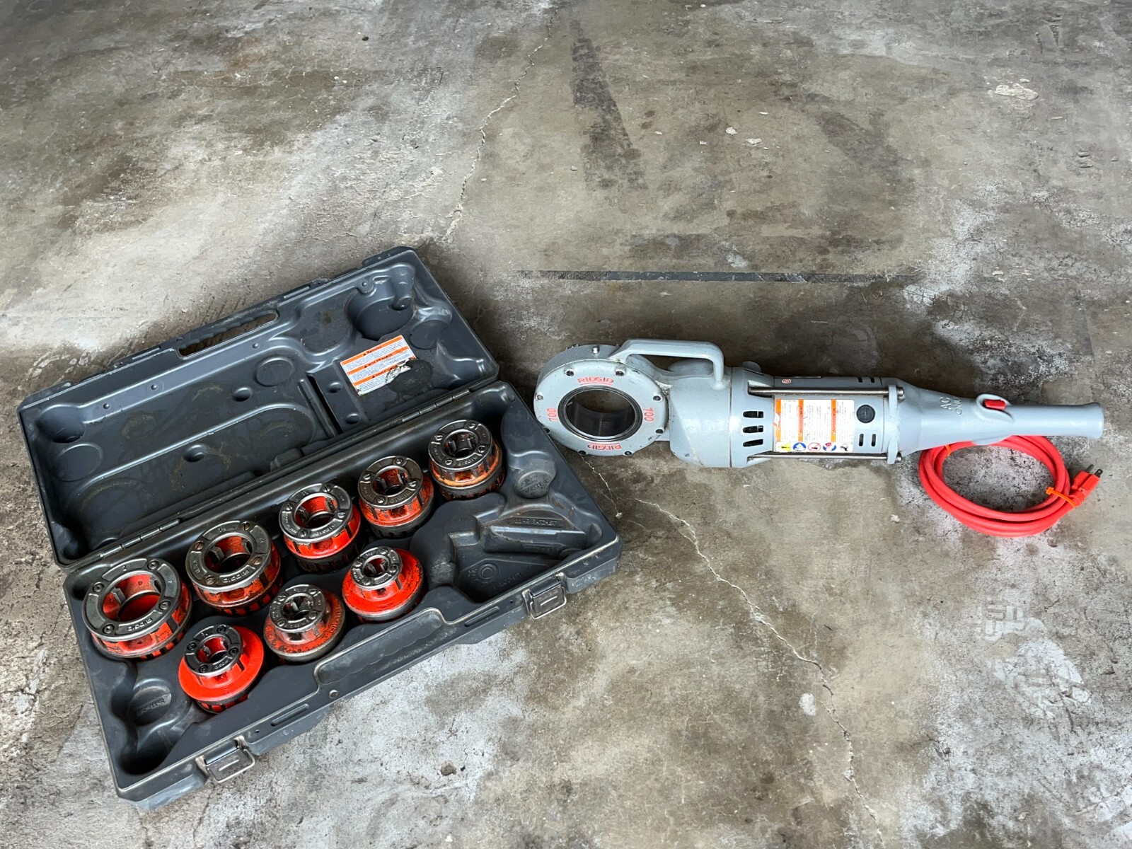 RIDGID 700T2 Commercial Pipe threading machine with RIDGID threader