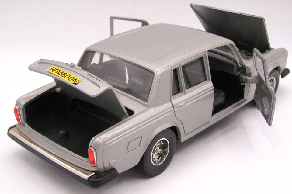 Rolls-Royce Silver Shadow II Die Cast Burago escala 1/24 Hecho en Italia. Foto 4 de 4