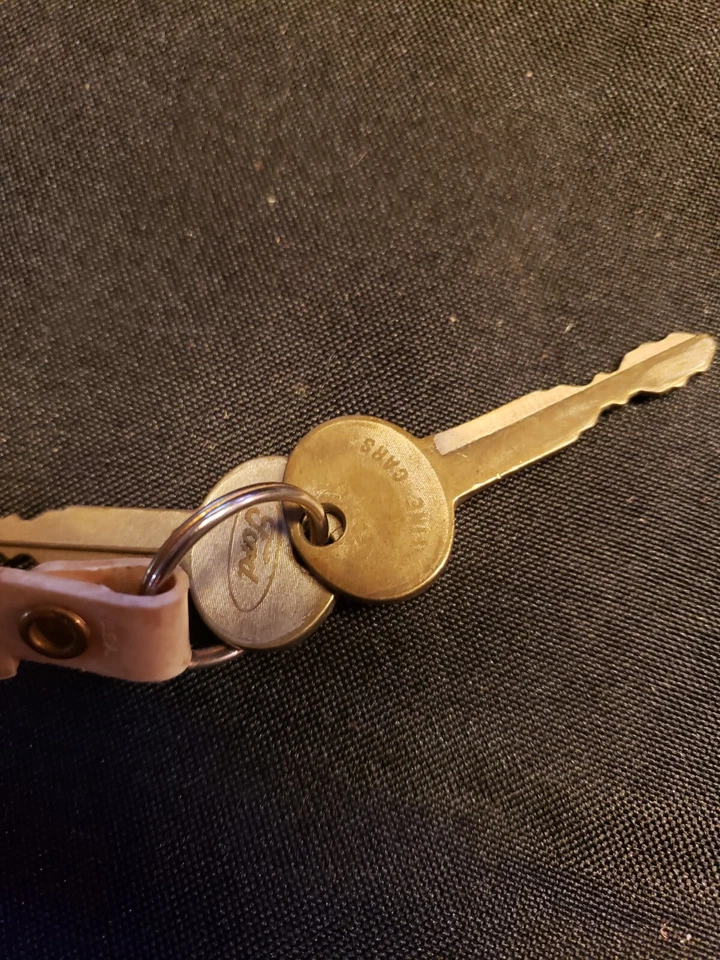 Cerradura de neumático de repuesto Ford vintage años 60-70 con 2 llaves J Bolt Mercury Cougar fabricante original raro Foto 4 de 4