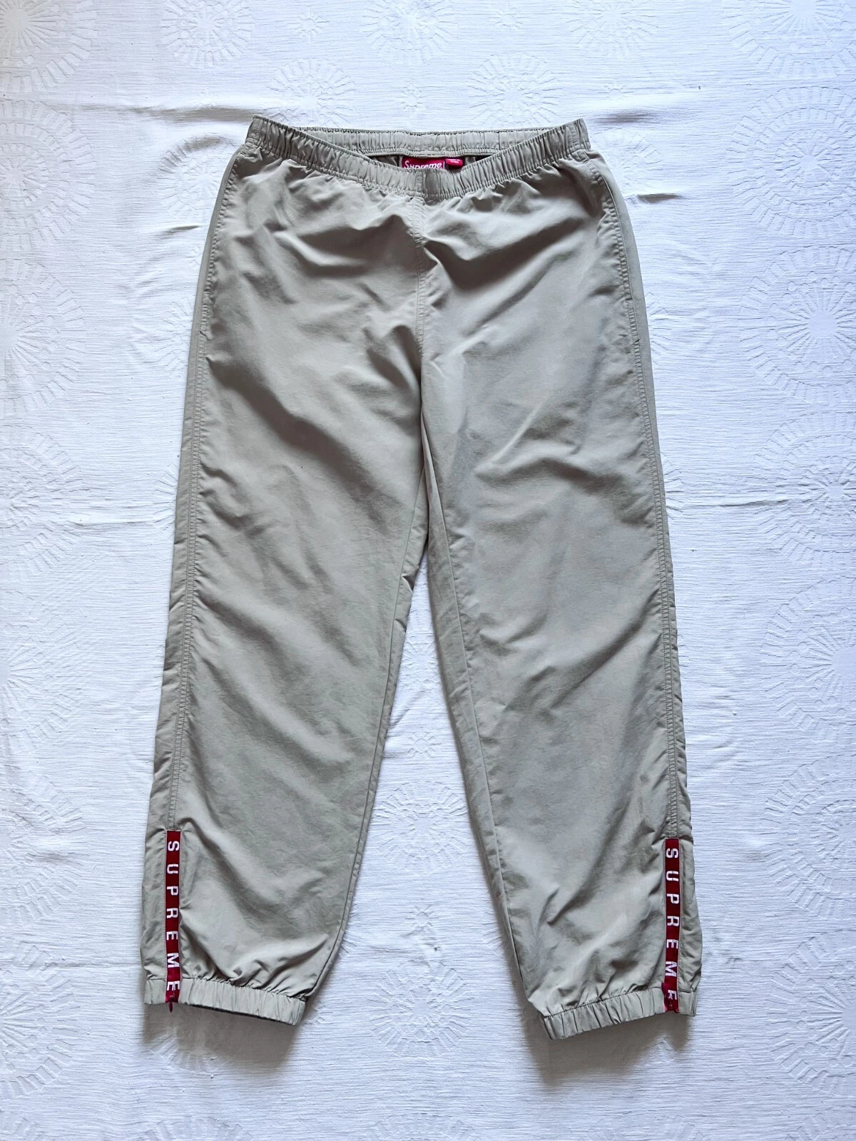 Pantalon de survêtement Supreme homme échauffement rouge logo beige léger nylon jogging décontracté S M