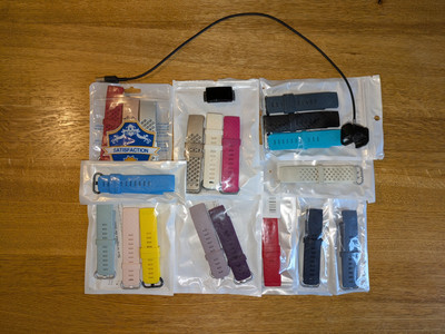 18 x Fitbit Charge 3 & 4 Riemen, plus Original Ladegerät - inklusive defektem Kiesel.
