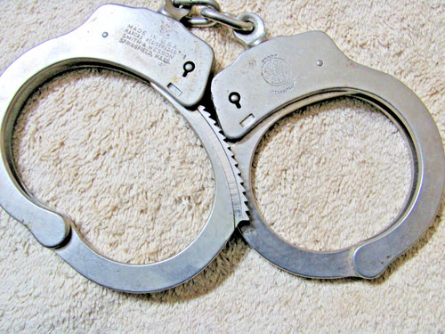 VINTAGE SMITH & WESSON HANDCUFFS, REG. USA. PAT. OFF., 1 KEYHOLE, ISSUED NUMBER