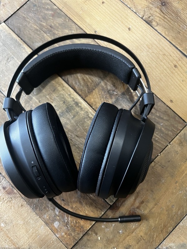 Razer Nari Essential Wireless Gaming Headset THX Spatial Audio Black w/ Dongle