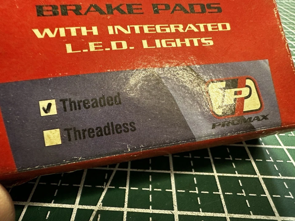 Pastillas de freno de bicicleta Promax i-pad con L.E.D. integrado luces - NOS - Roscado Foto 2 de 4