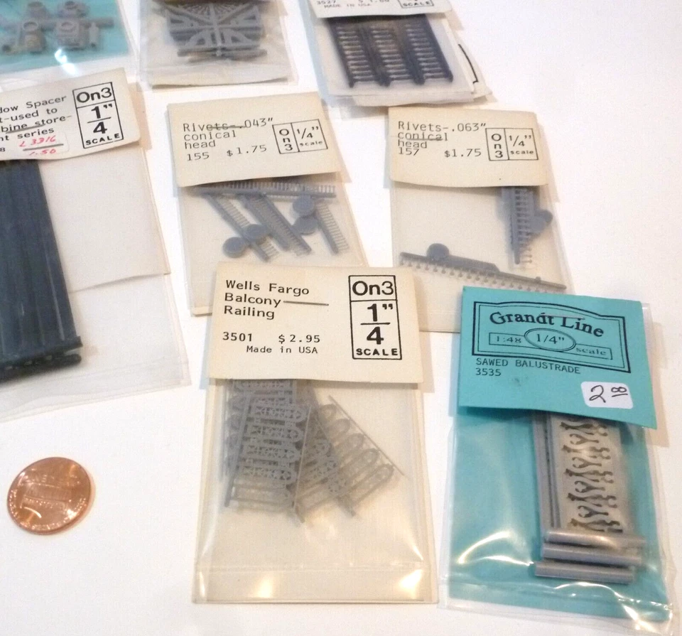 GRANDT LINE Group of 16 DOLLHOUSE MINIATURE  1/4" SCALE ITEMS - Image 3 of 3