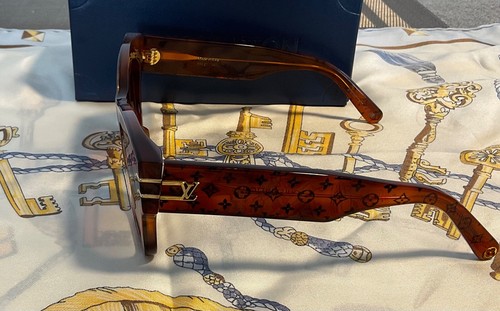 Louis Vuitton Blade Square Sunglasses Z1615E Excellent Condition Worn Twice - Picture 5 of 7