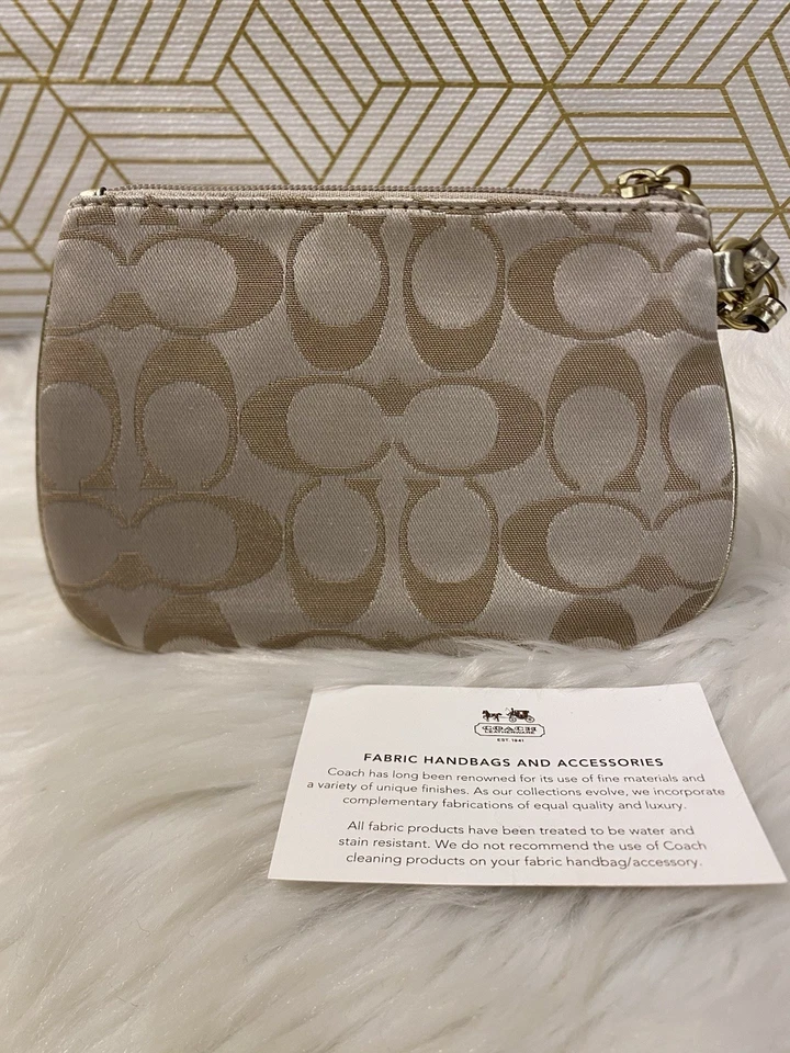 Muñequera Coach con monograma C dorado y beige con rosa y azul usada en excelente estado Foto 2 de 4