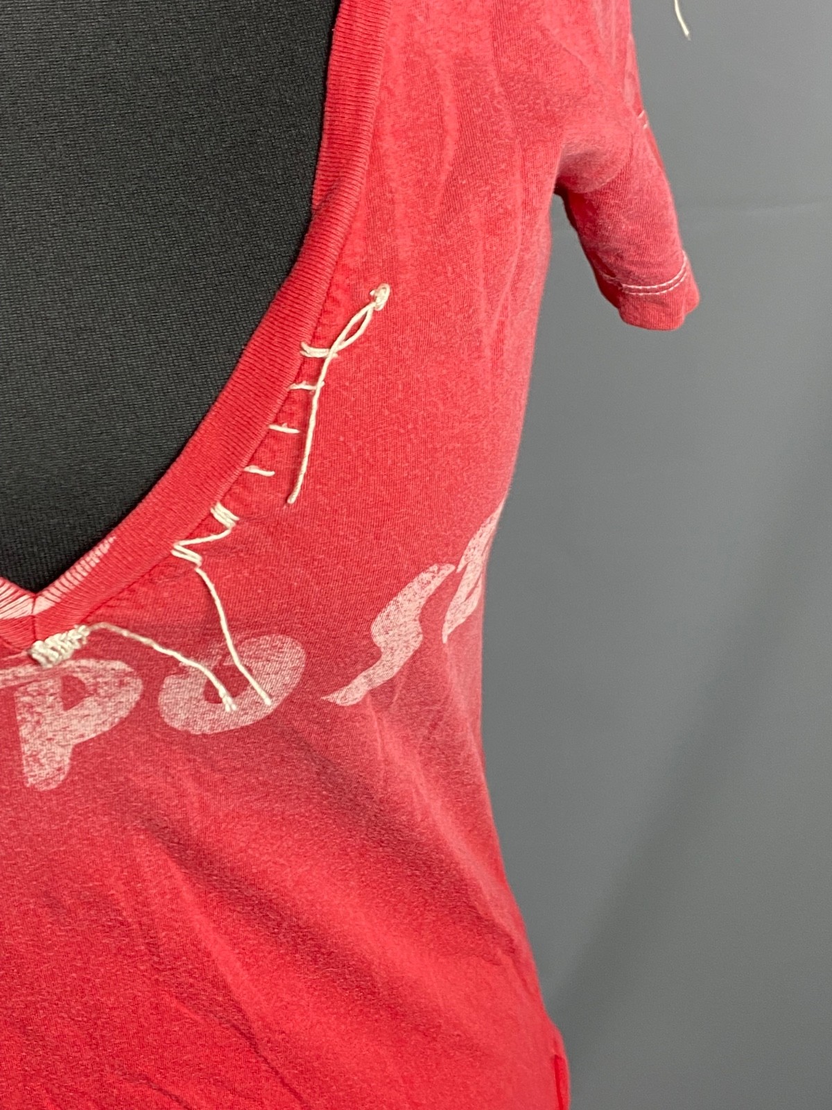 True Religion Distressed Women’s T Shirt V-Neck “Over Exposed “ Y2K Sz 1 (XS/S) image 4