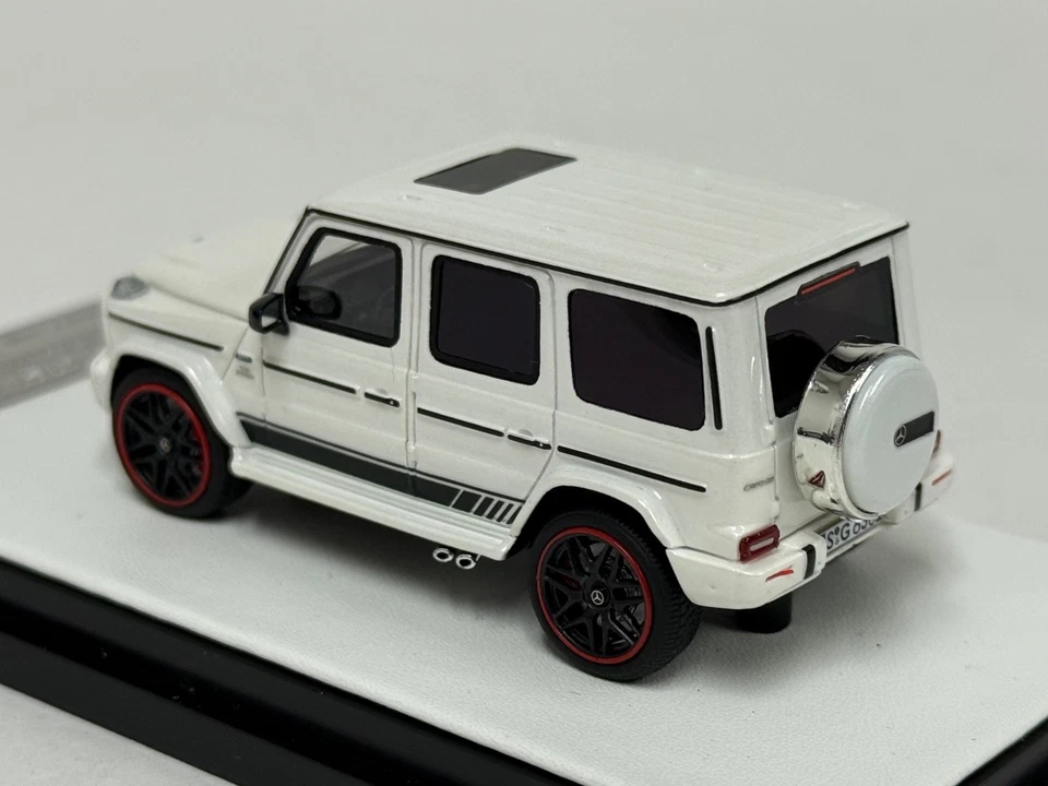 Motorhelix Mercedes Benz AMG G63 1/64 de 2019 en blanco. MIX1 Foto 2 de 4