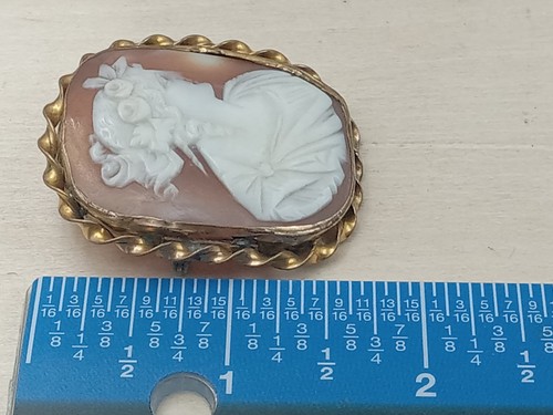 Estate Lovely Shell Cameo Pin in Ornate gold over brass setting : 1 5/8"x 1.5" - Picture 9 of 10