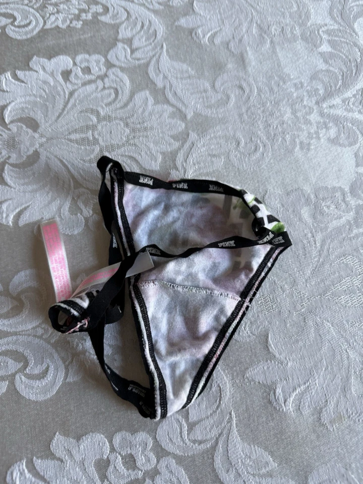 Tanga Victoria’s Secret ROSA Y2K Pequeña Tanga en V Patrón Logo Cereza Talla Mediana Foto 4 de 4