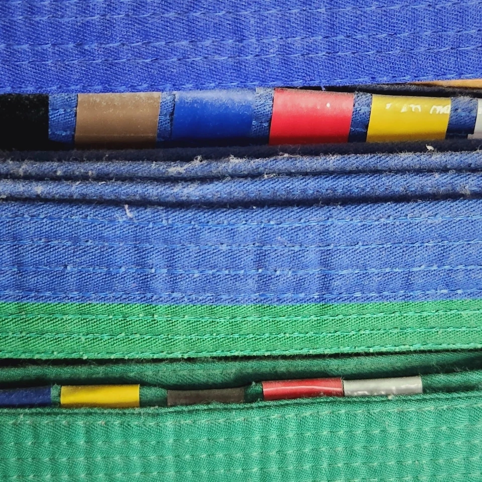 Поясная стойка KidKraft для каратэ 17x23, пояс для боевых искусств с 7 ремнями - Изображение 2 из 4