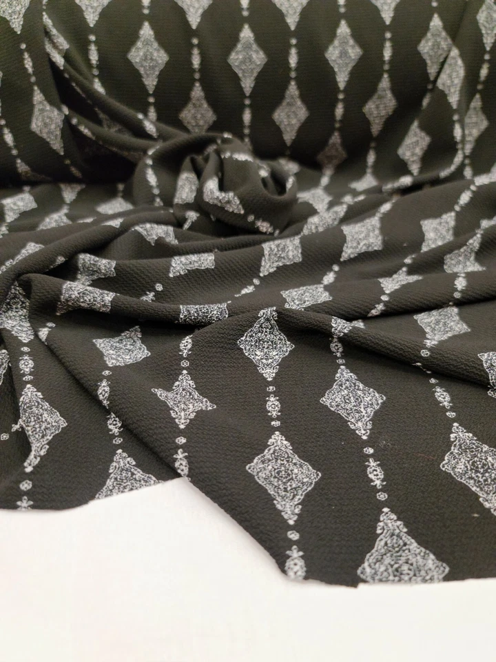 Vestido de moda negro crepé elástico por yarda blanco patrón geométrico Foto 3 de 4