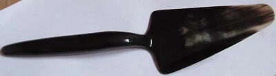 Magnifique PELLE à TARTE " en CORNE DE ZEBU " Fait main DE MADAGASCAR NEUF - Photo 1/4