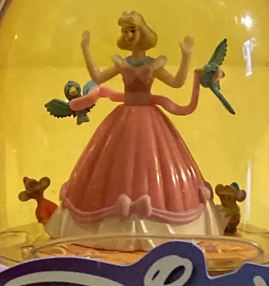 Disney's Magical Miniatures Personaje Cenicienta Clásicos Serie 3 de 3 Foto 3 de 4