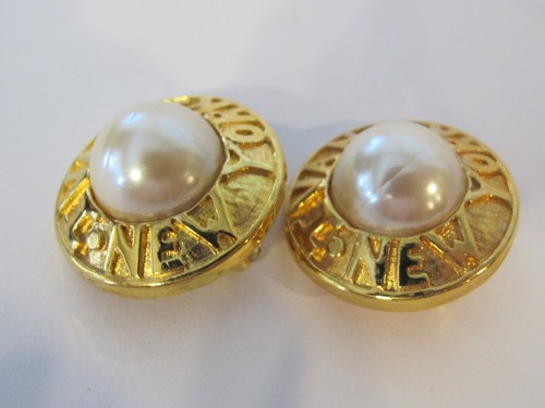 B1 Vtg IVANA TRUMP New York Gold Tone Large Runway Faux Pearl Clip Earrings - Picture 2 of 4