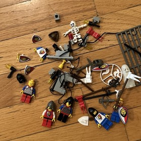 LEGO ( Incomplete Parts ) System 6090 Royal Knights Castle Classic Retired Set