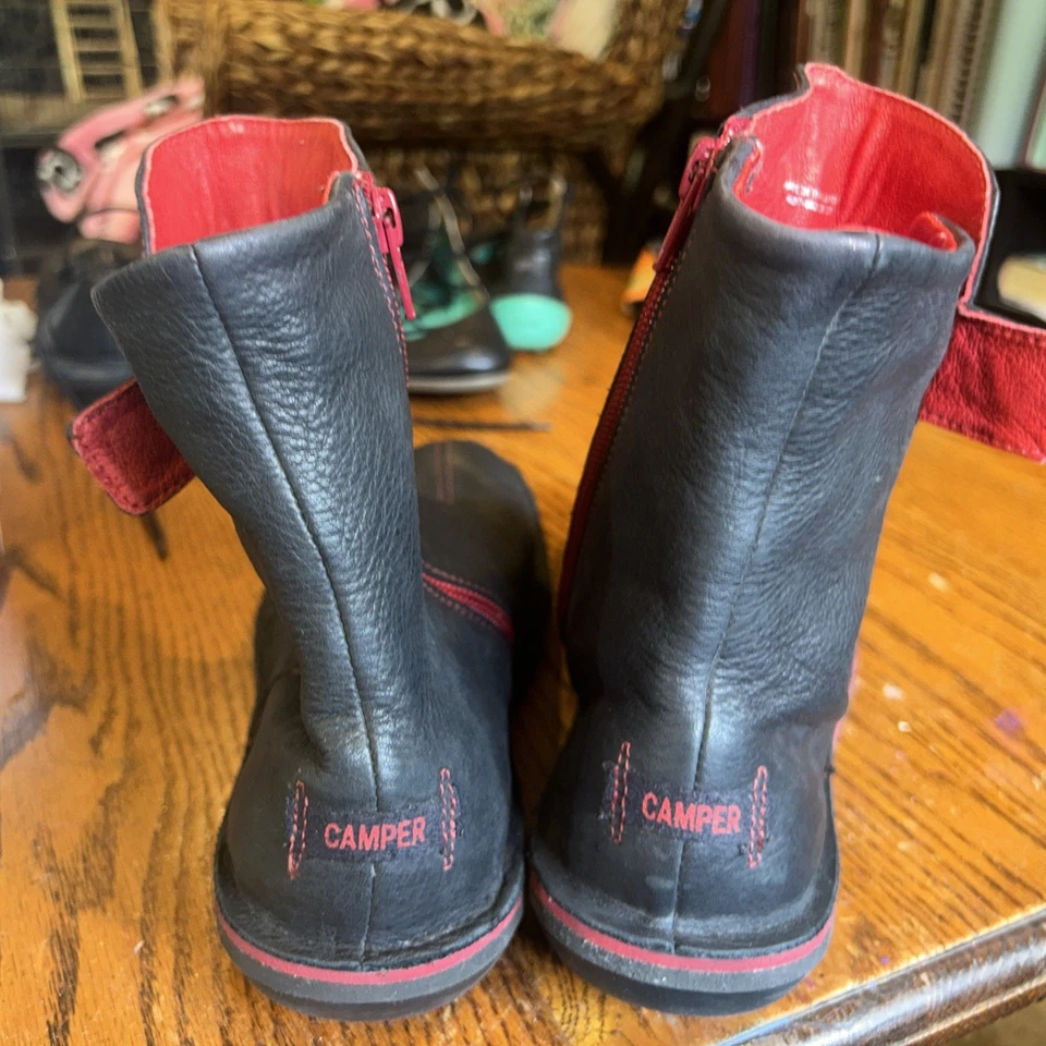 Bota Camper Energia Humana Beetle negra con botones rojos talla 6,5 Foto 3 de 4