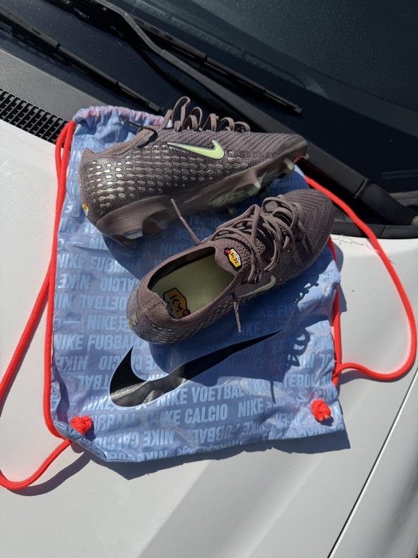 Nike Men's Football Cleats Gray with Nike Football Drawstring Bag