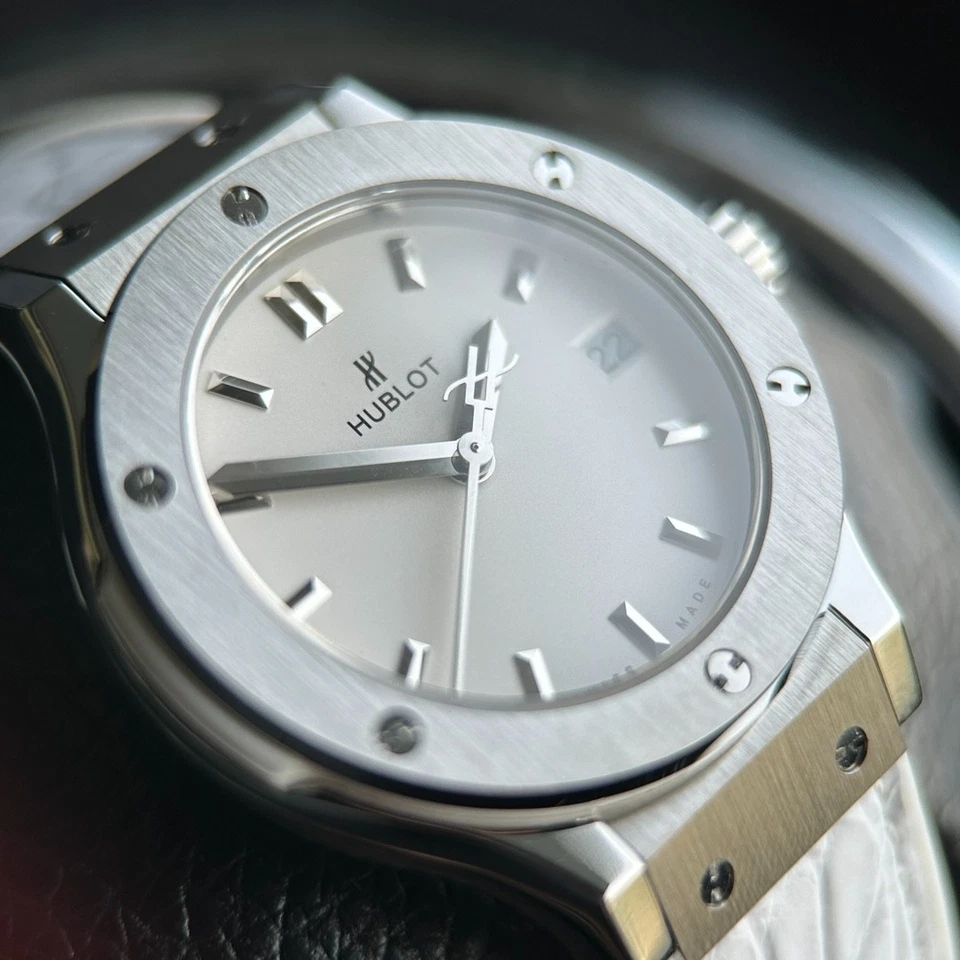 Reloj de cuarzo Hublot Classic Fusion Series para mujer 33 mm Foto 2 de 4