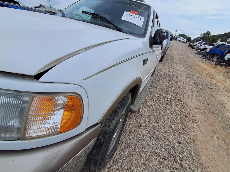 Luz de conducción usada se adapta a: Ford Expedition 2001 parachoques antiniebla montado grado A Foto 2 de 4