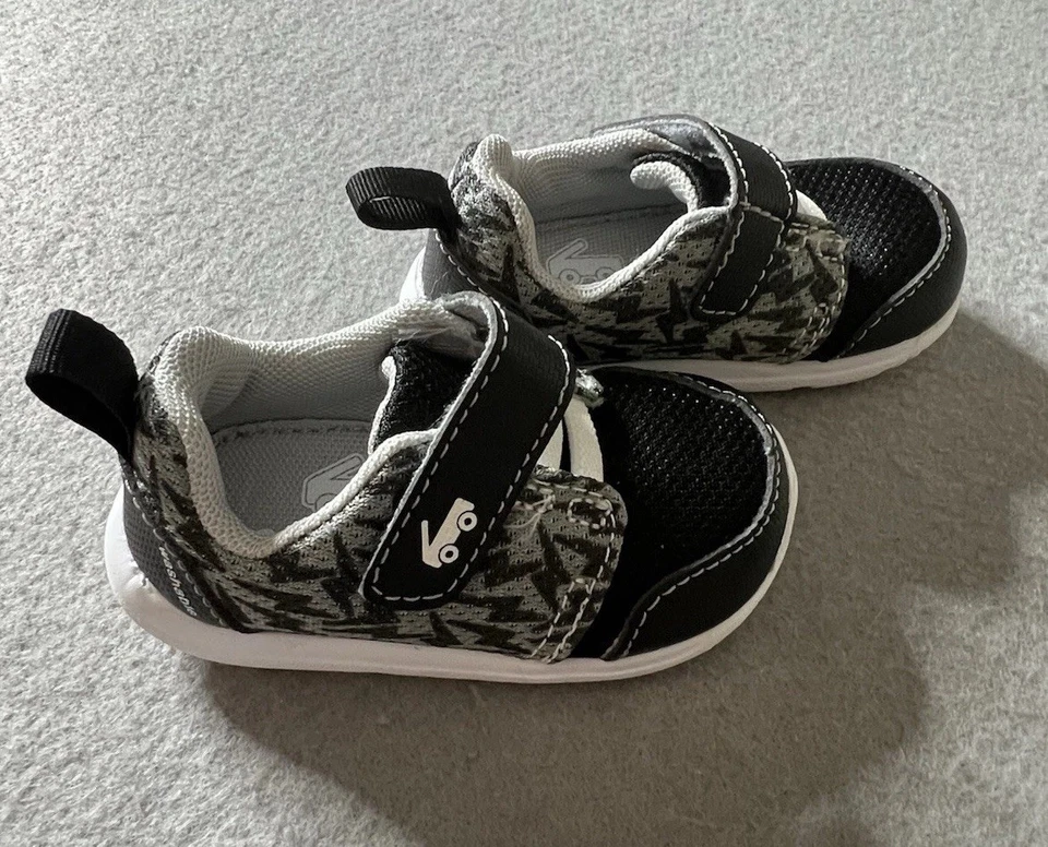 Zapatillas deportivas See Kai Run para bebés niños talla 4 gancho y bucle negras blancas con rayos Foto 4 de 4