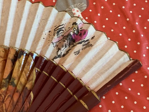Ventaglio vintage asiatico a mano 16" legno e tessuto dipinto a mano scena corrida - Foto 6 di 8