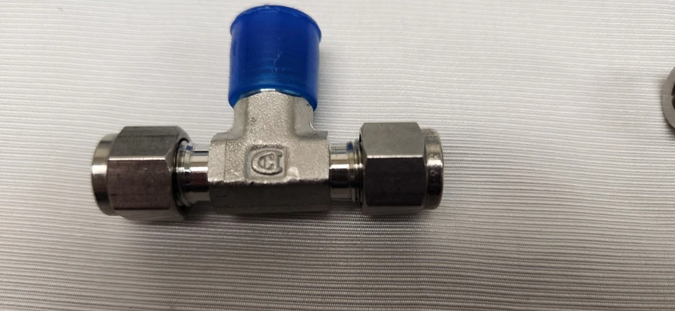 Hy-lok 316 Stainless 1/4" Compression Male Branch Tee MNPT CBTMA4-4N-S316 Qty 9 - Image 3 of 4