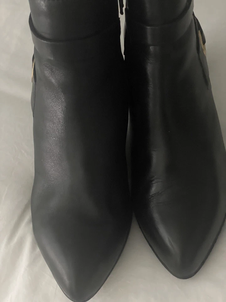 Botas Anne Klein de couro preto com zíper lateral tamanho 7,5 - Imagem 2 de 4