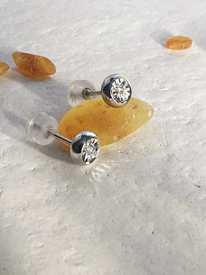 Conjunto de aretes para mujer con bisel de diamantes creados en laboratorio acabado en oro blanco de 14 quilates 925 Foto 2 de 4