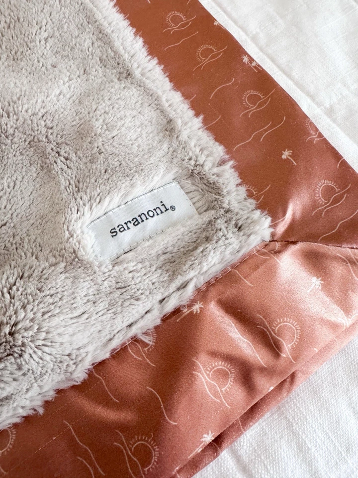 Manta Saranoni satinada espalda niño sol y ver. Vivero neutro. $85 40”x60” Foto 4 de 4