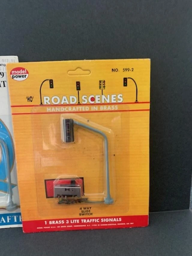 HO LOT OF 3 TRAFFIC SIGNALS. 4 SIGNALS ONLY WITH 4 WAY SLIDE SWITCHS. - Image 2 of 4