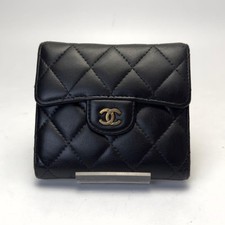 Cartera CHANEL Clásica Matelasse Triple Plegable Piel de Cordero Negra Herrajes Cartera de Lujo