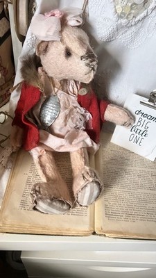 seltenes Künstlerbärenmädchen,'' Lilith'' handgenäht, vintage, avocadogefärbt