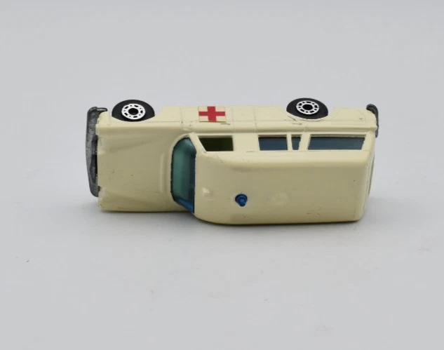 Matchbox Superfast MB3 Mercedes Benz Binz Ambulance dischi blu Lesney England - Immagine 3 di 4