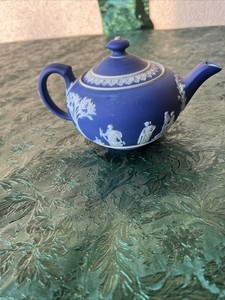 VINTAGE WEDGWOOD COBALT BLUE w/ WHITE relief JASPERWARE?