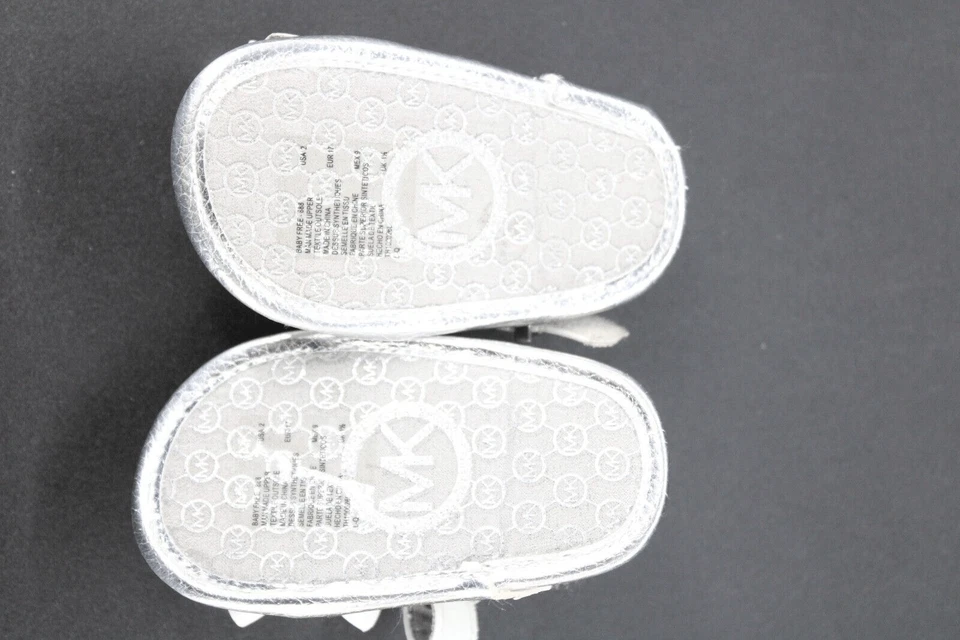 Sandalias metálicas MICHAEL Michael Kors para niñas bebé gratis, 2 blancas/plateadas Foto 2 de 4