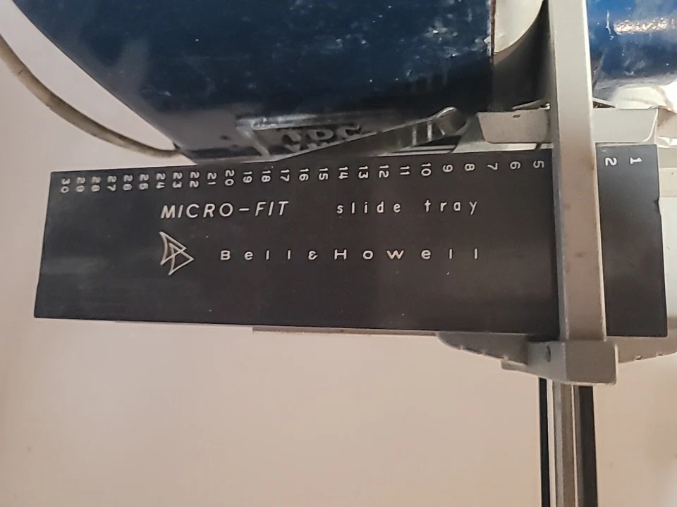 Proyector de diapositivas de colección con pantalla, TDC VIVID Mainlander 300 y líder radiante ver... Foto 3 de 4