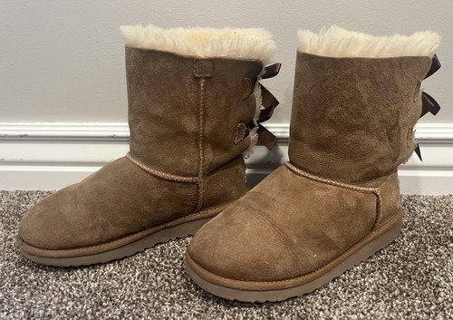 Stivali UGG Australia Youth Bailey con fiocco marrone castagna, taglia 3 - Foto 2 di 6
