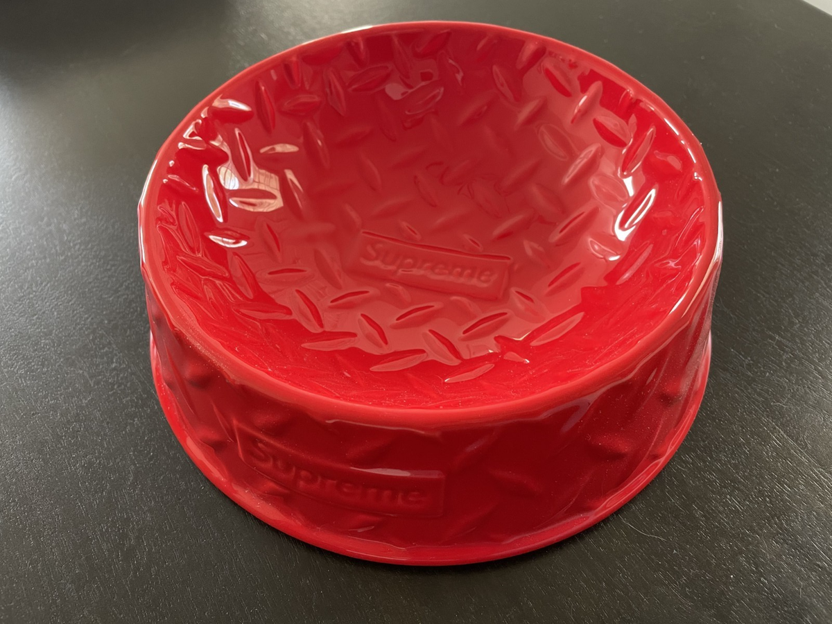 小物 23SS Supreme Diamond Plate Dog Bowl Red Supreme Diamond Plate Dog Bowl SS23 - Red - Brand New - Free