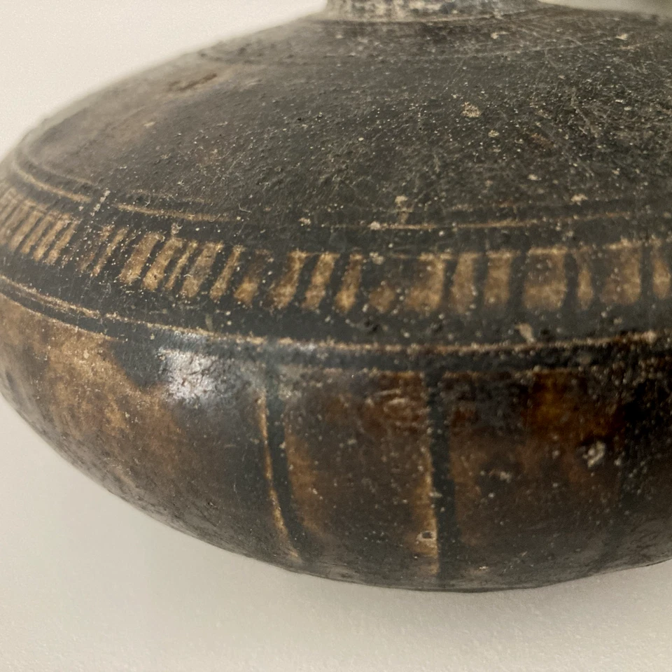 Antigua olla esmaltada incisa marrón de la dinastía Khmer de 6" x 3 1/4" Foto 4 de 4