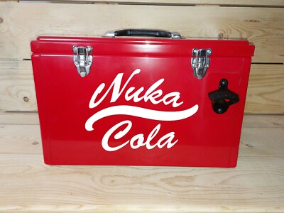 Nuka Cola Kühlbox  in Rot, Aufkleber Toolbox + OPEN HERE Flaschenöffner, Fallout