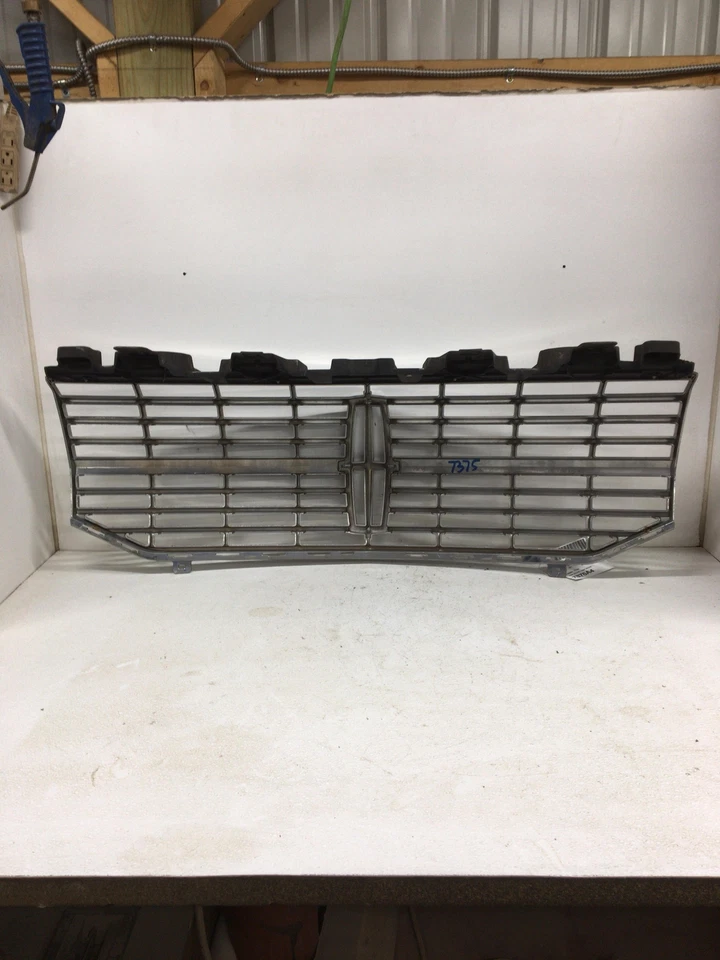 11 LINCOLN NAVIGATOR Grille -2 Middle Lower Tabs Upper (chrome) Foto 4 de 4