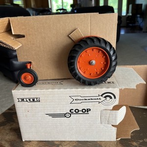 Ertl 1/16 Cockshutt CO-OP E5, New In Box, 1988