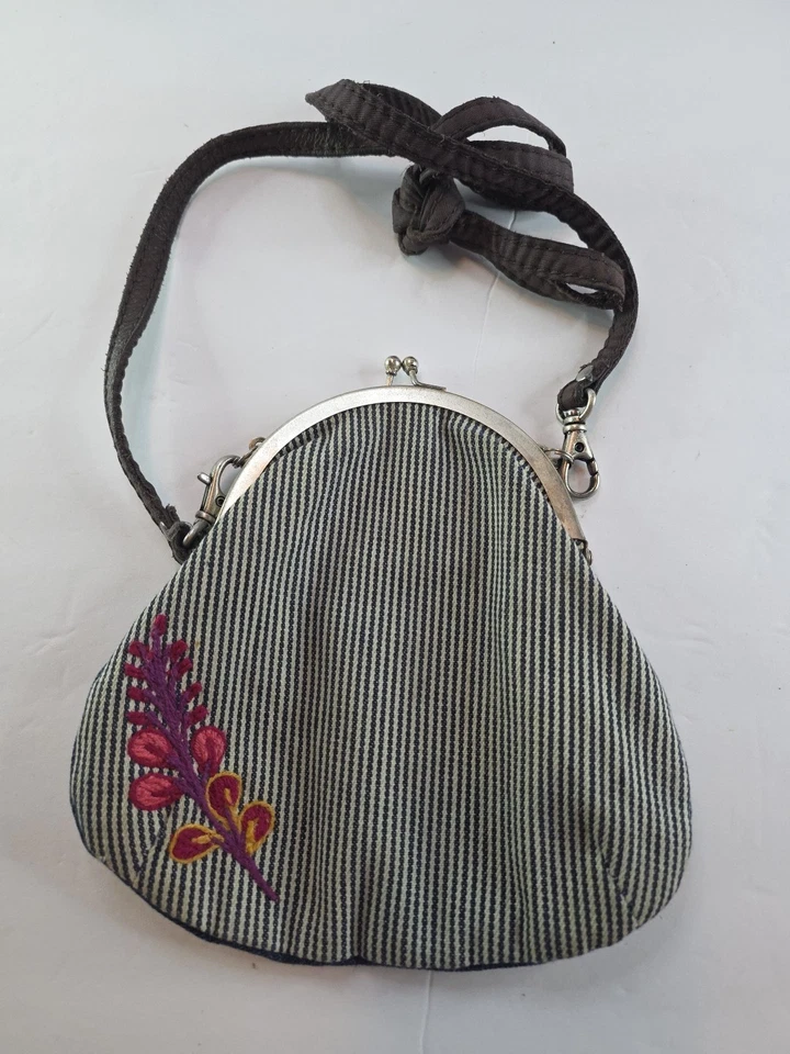 Bolso clutch bandolera Kisslock con marco de lona bordado Lucky Brand Foto 2 de 4