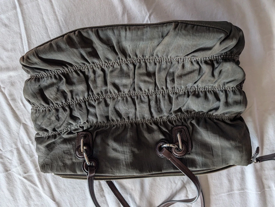 Bolso de Mano TUMI Clásico de Viaje Negro Claro con Color Gris Foto 4 de 4