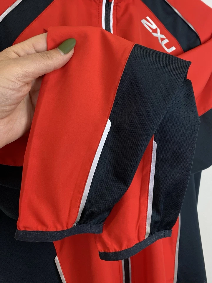 Chaqueta ligera para correr con cremallera completa 2XU para hombre talla pequeña roja deportiva bolsillos con cremallera top Foto 4 de 4