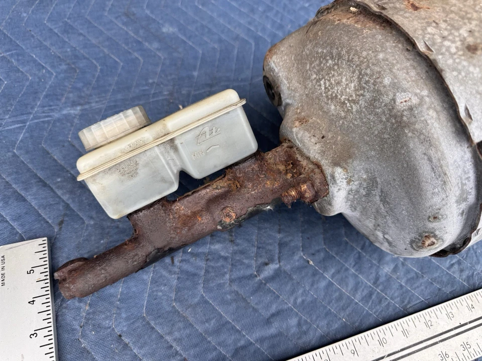 1986-1993 Volvo 240 244 245 Brake Booster & Master Cylinder Assembly OEM #4907E - Image 2 of 4